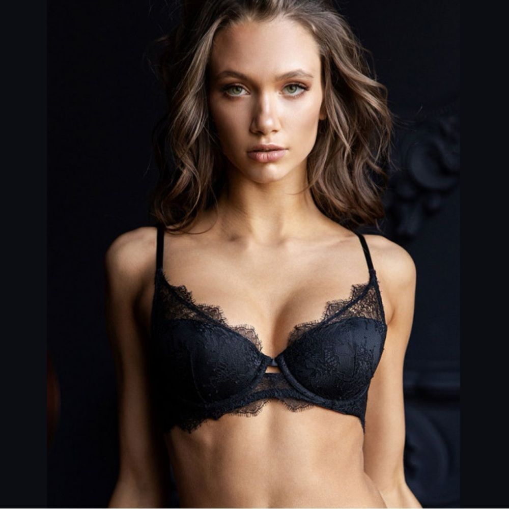 Victoria’s Secret Dream Angels Chantilly Lace Plunge Bra Black Lace Lined 36D